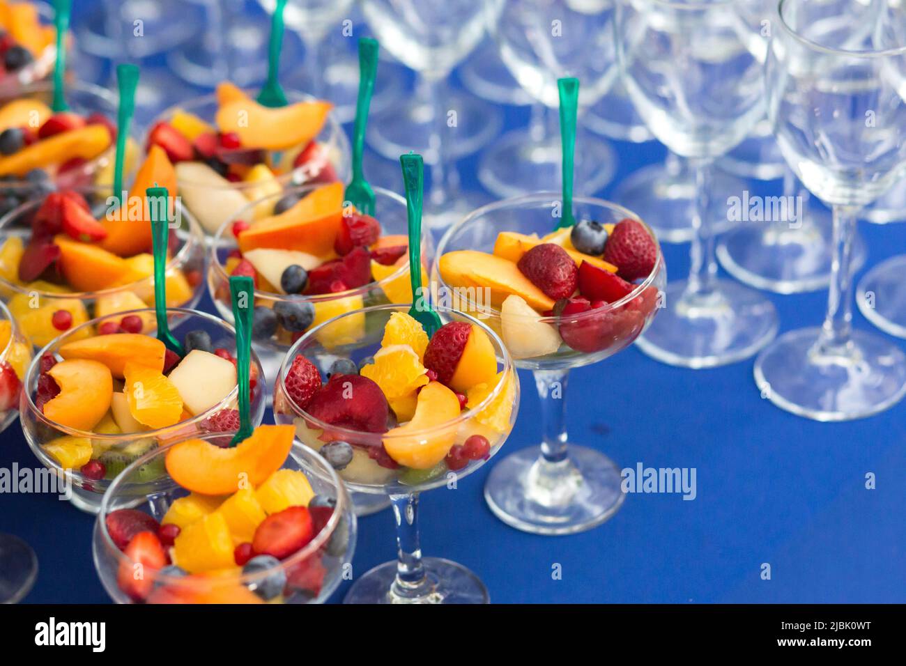 Desserts aux fruits sur la table pour un événement festif ou un dîner Banque D'Images