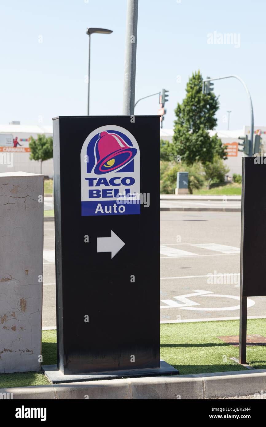 ALFAFAR, ESPAGNE - 06 JUIN 2022 : Taco Bell est une chaîne américaine de restaurants rapides. Les restaurants servent une variété de foo d'inspiration mexicaine Banque D'Images