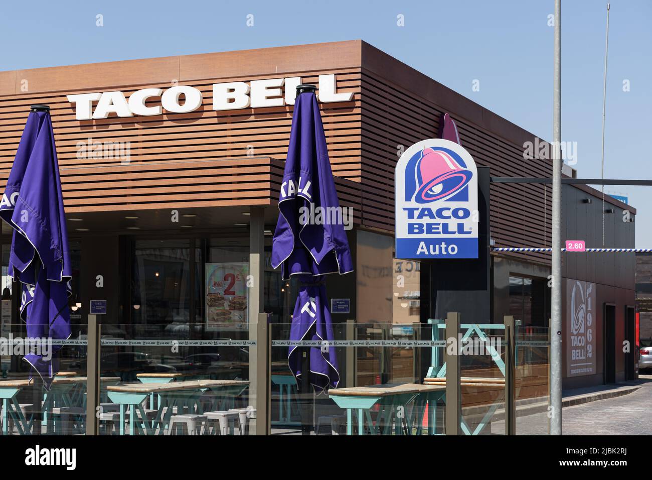 ALFAFAR, ESPAGNE - 06 JUIN 2022 : Taco Bell est une chaîne américaine de restaurants rapides. Les restaurants servent une variété de foo d'inspiration mexicaine Banque D'Images ALFAFAR, ESPAGNE - 06 JUIN 2022 : Taco Bell est une chaîne américaine de restaurants rapides. Les restaurants servent une variété de foo d'inspiration mexicaine Banque D'Images