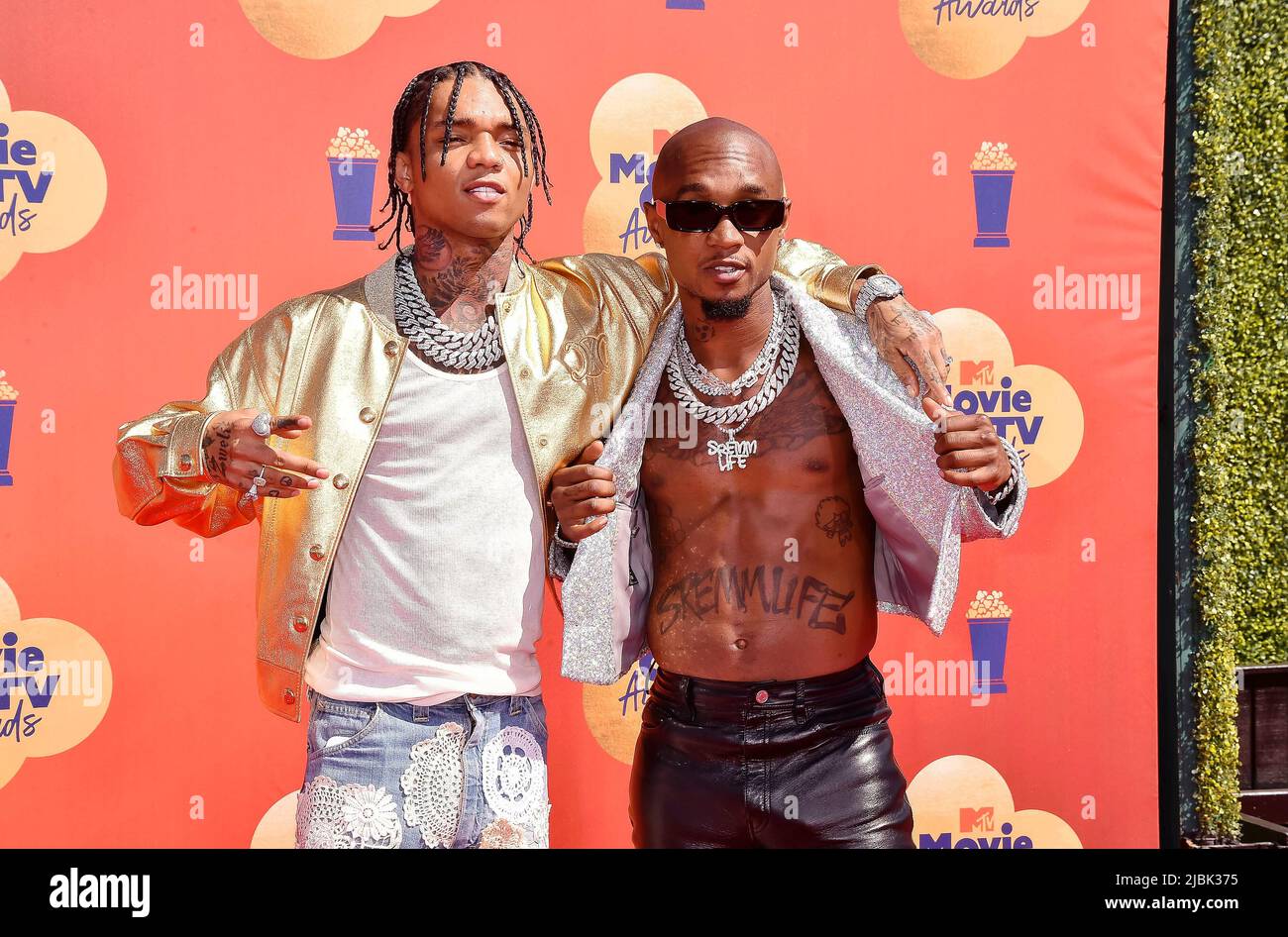 (l-r) Swae Lee et Slim Jxmmi de Rae Sremmurd assistent aux MTV Movie and TV Awards 2022 à Barker Hangar à Santa Monica, Los Angeles, États-Unis, le 05 juin 2022. Banque D'Images