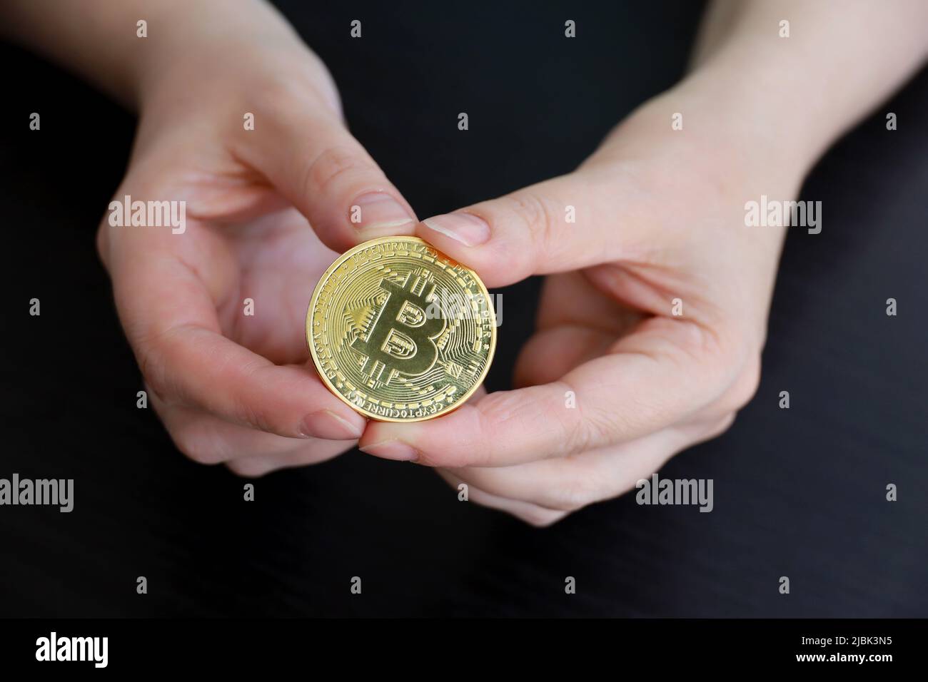 Bitcoin entre les mains des femmes, monnaie électronique décentralisée, monnaie crypto Banque D'Images