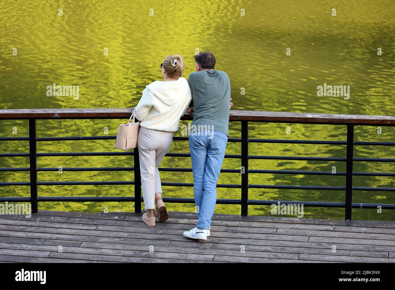 Couple amoureux debout sur une plage de lac et regardant l'eau. Week-end dans le parc d'été Banque D'Images