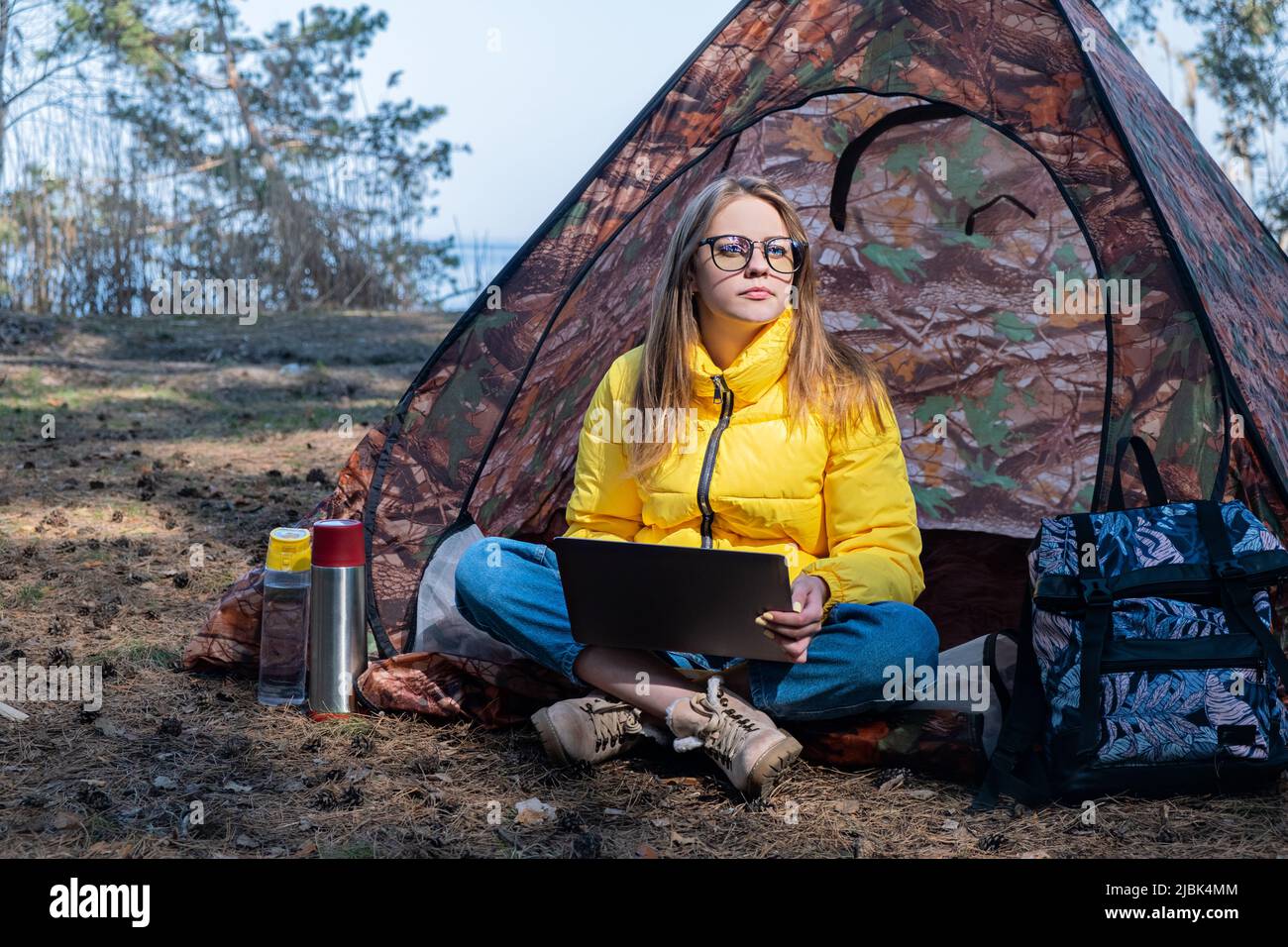 Enseignement et travail en ligne à distance. Femme fille travaillant bureau travailler à distance de la forêt sittin dans la tente. En utilisant un ordinateur portable ou un ordinateur Banque D'Images