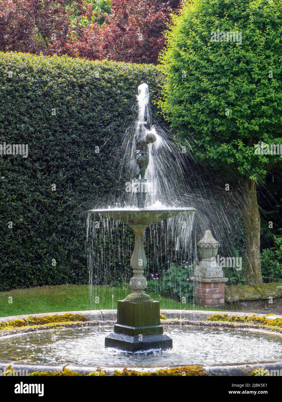 Gawsworth Hall, fontaine de chérubin historique Banque D'Images