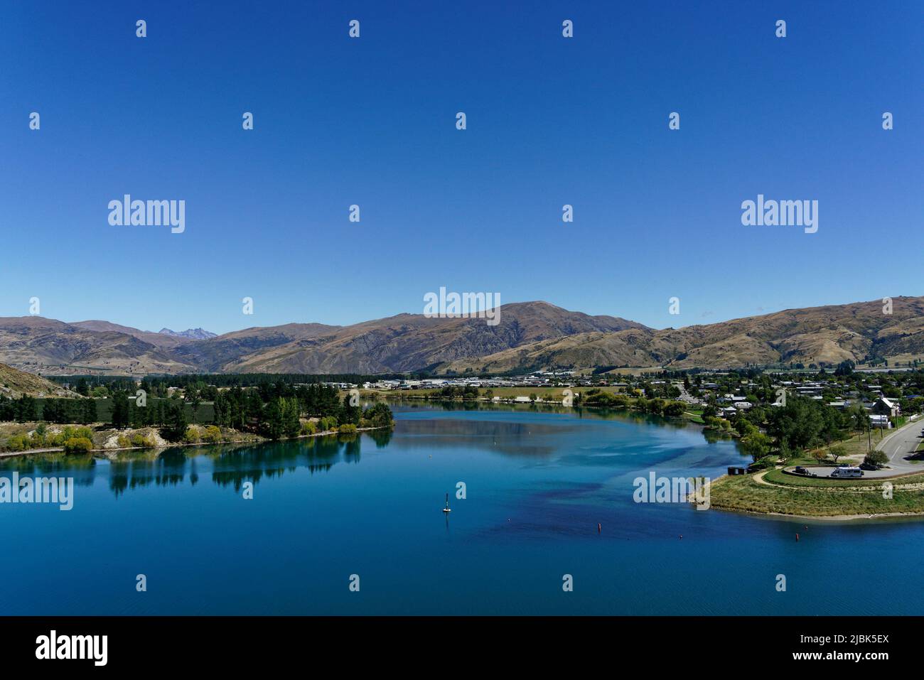 Cromwell et la rivière Clutha/Mata-au vue de Jackson Lookout sur l'autoroute nationale 8, Central Otago, île sud, Aotearoa / Nouvelle-Zélande Banque D'Images