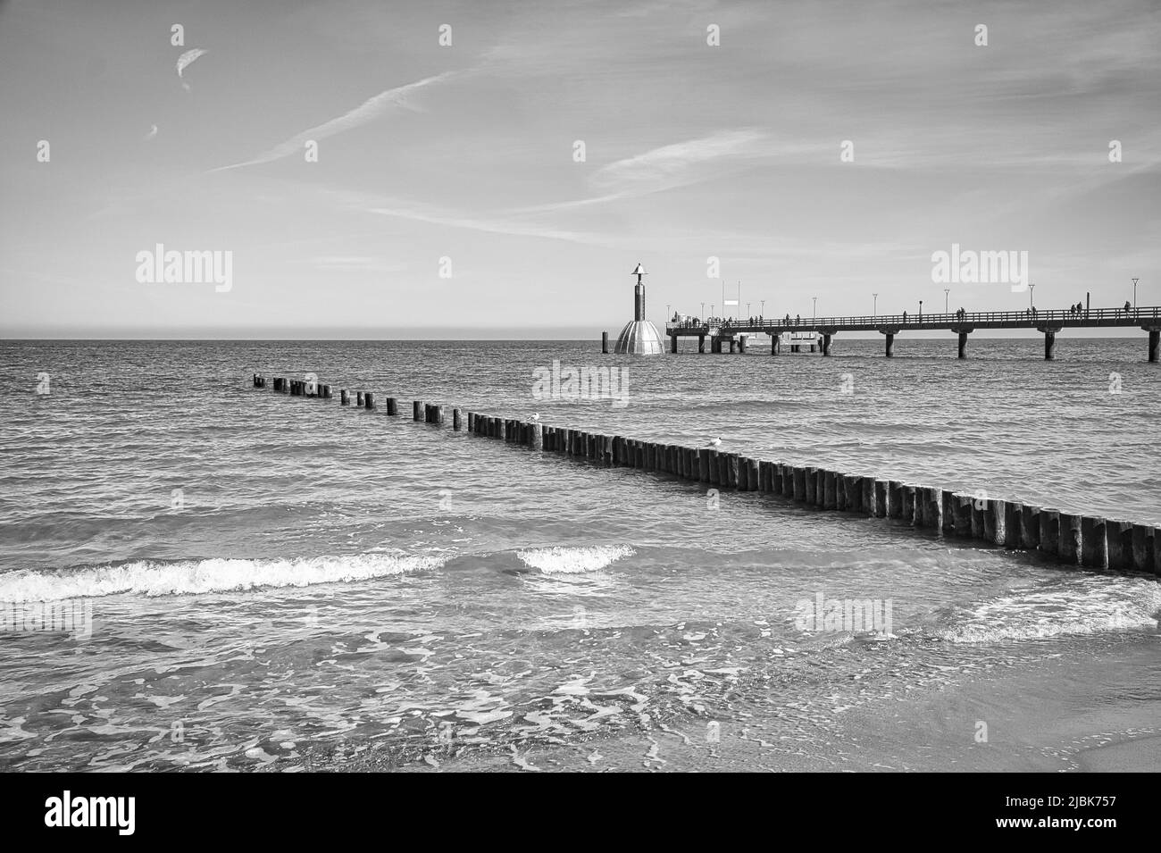 La jetée de Zingst sur la mer Baltique, avec une longue exposition en noir et blanc. Une attraction de bord de mer dans cette région Banque D'Images