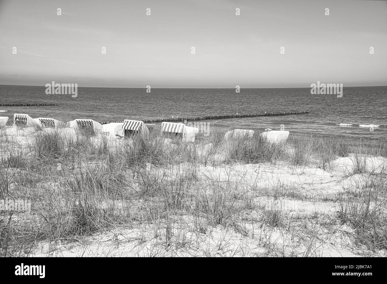 Chaises de plage en noir et blanc sur la plage de Zingst sur la mer Baltique. Vacances avec soleil et mer. Pris derrière les dunes. Banque D'Images