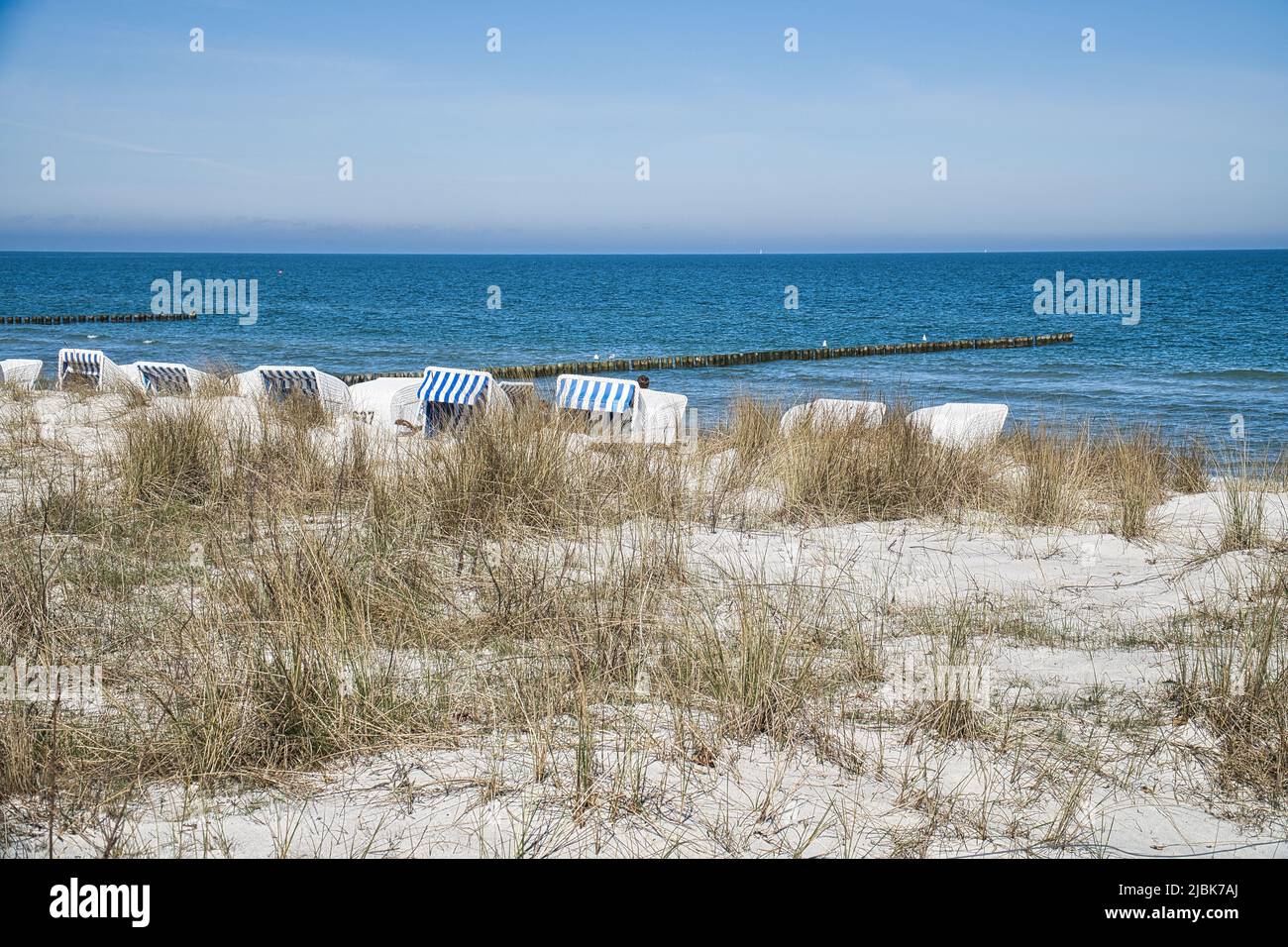 Chaises de plage sur la plage de Zingst sur la mer Baltique. Vacances avec soleil et mer. Pris derrière les dunes. Banque D'Images