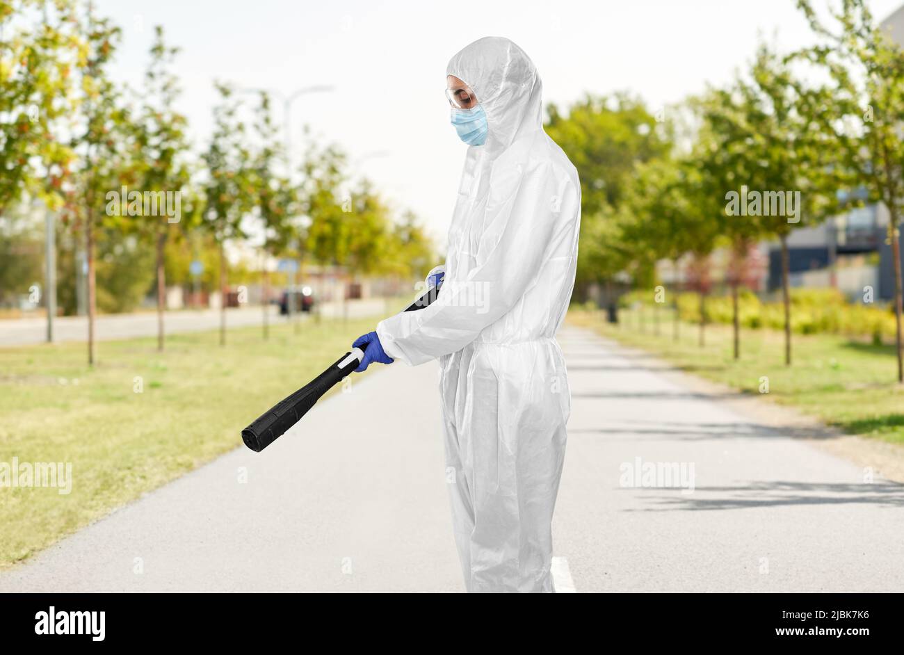 travailleur sanitaire dans des matériaux dangereux avec nettoyeur à pression Banque D'Images