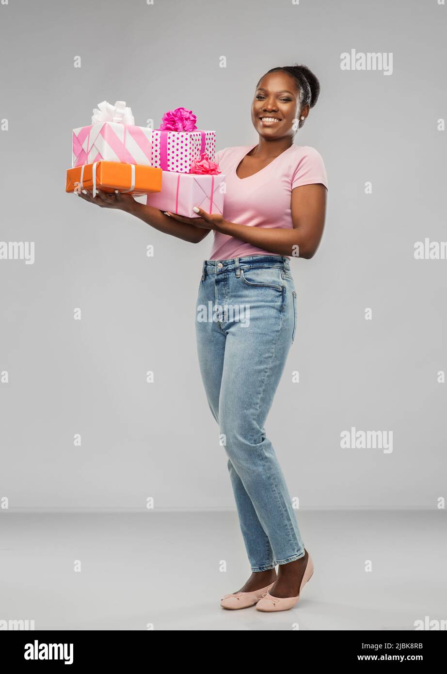 bonne femme afro-américaine avec des boîtes cadeaux Banque D'Images