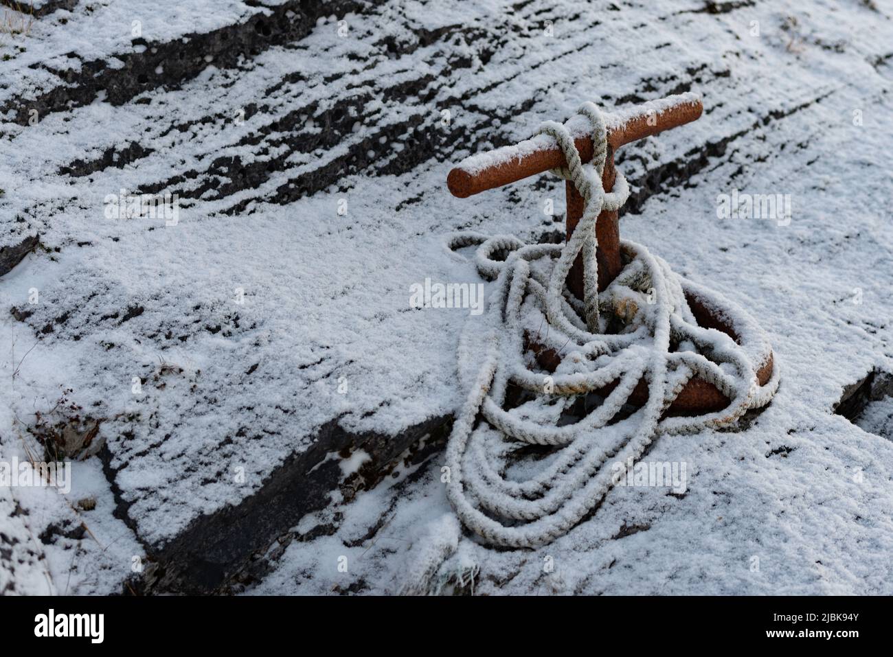 Un bollard attaché à la montagne utilisé pour amarrer les navires à Brønnøysund, Norvège. Banque D'Images