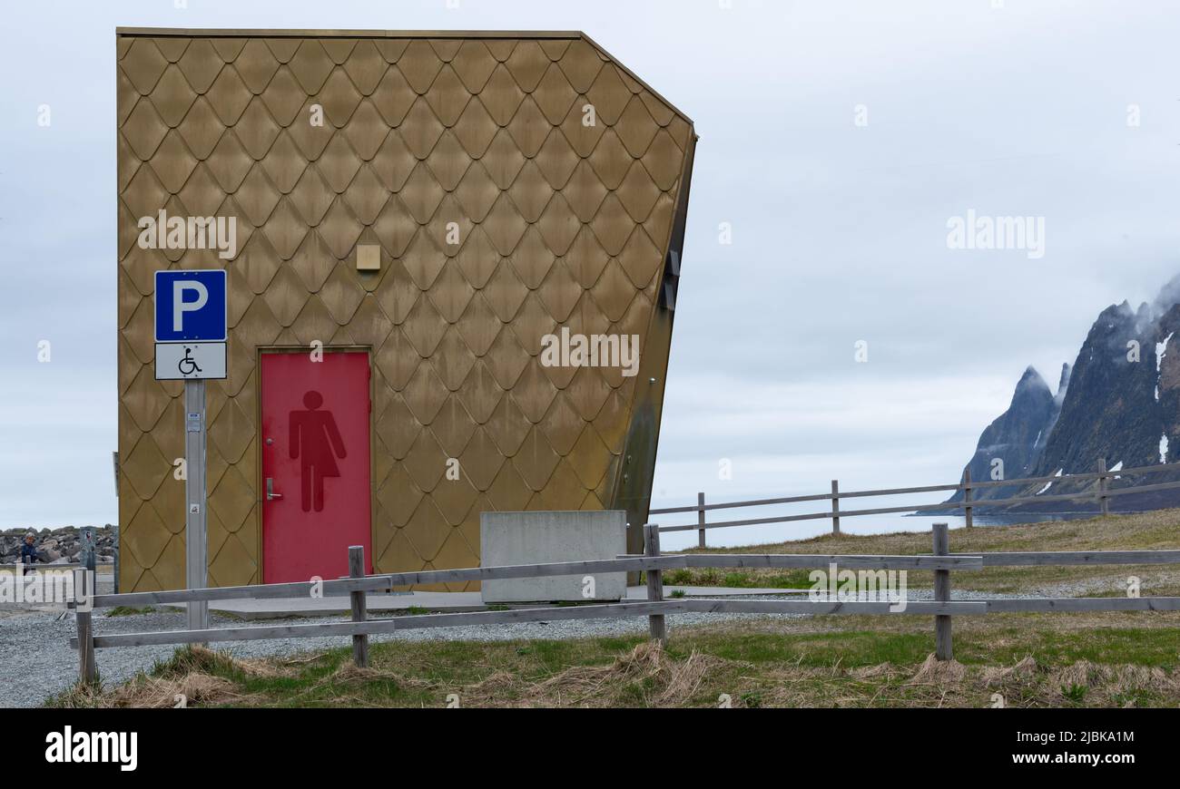 Installation de service à Erfjordstranda, conçu par Tupelo Architecture/Østengen og Bergo AS. Partie des routes panoramiques nationales Senja, Statens Vegvesen. Banque D'Images
