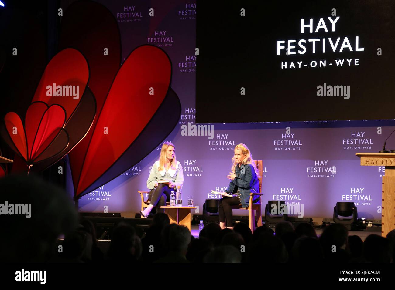 Comédiens Rachel Parris et Lucy Beaumont, Hay Festival 2022, Hay-on-Wye, Brecknockshire, Powys, Pays de Galles, Grande-Bretagne, Royaume-Uni, Royaume-Uni, Europe Banque D'Images