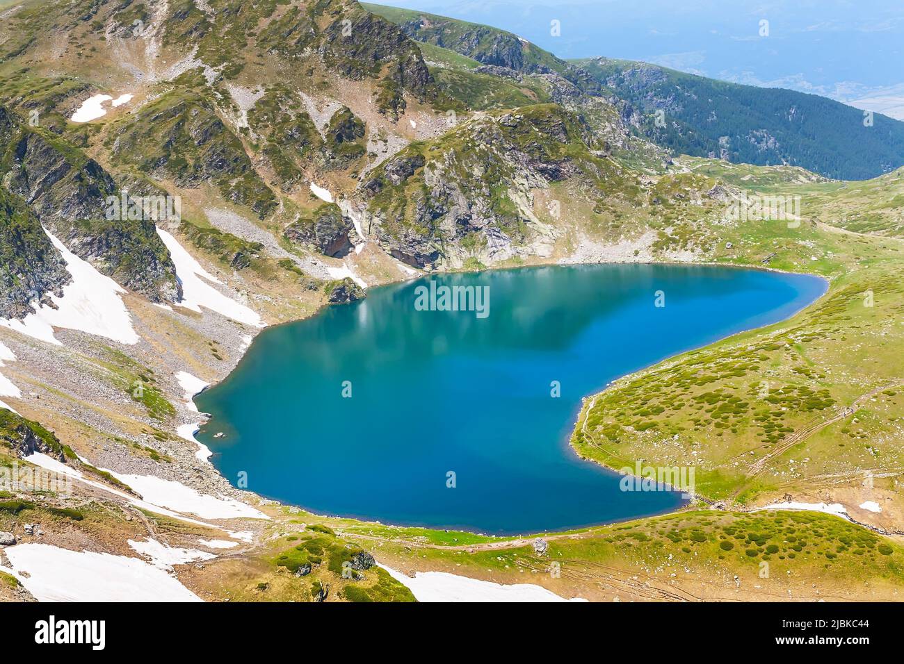 Vue aérienne du lac Babreka - l'un des sept lacs de Rila, Bulgarie Banque D'Images