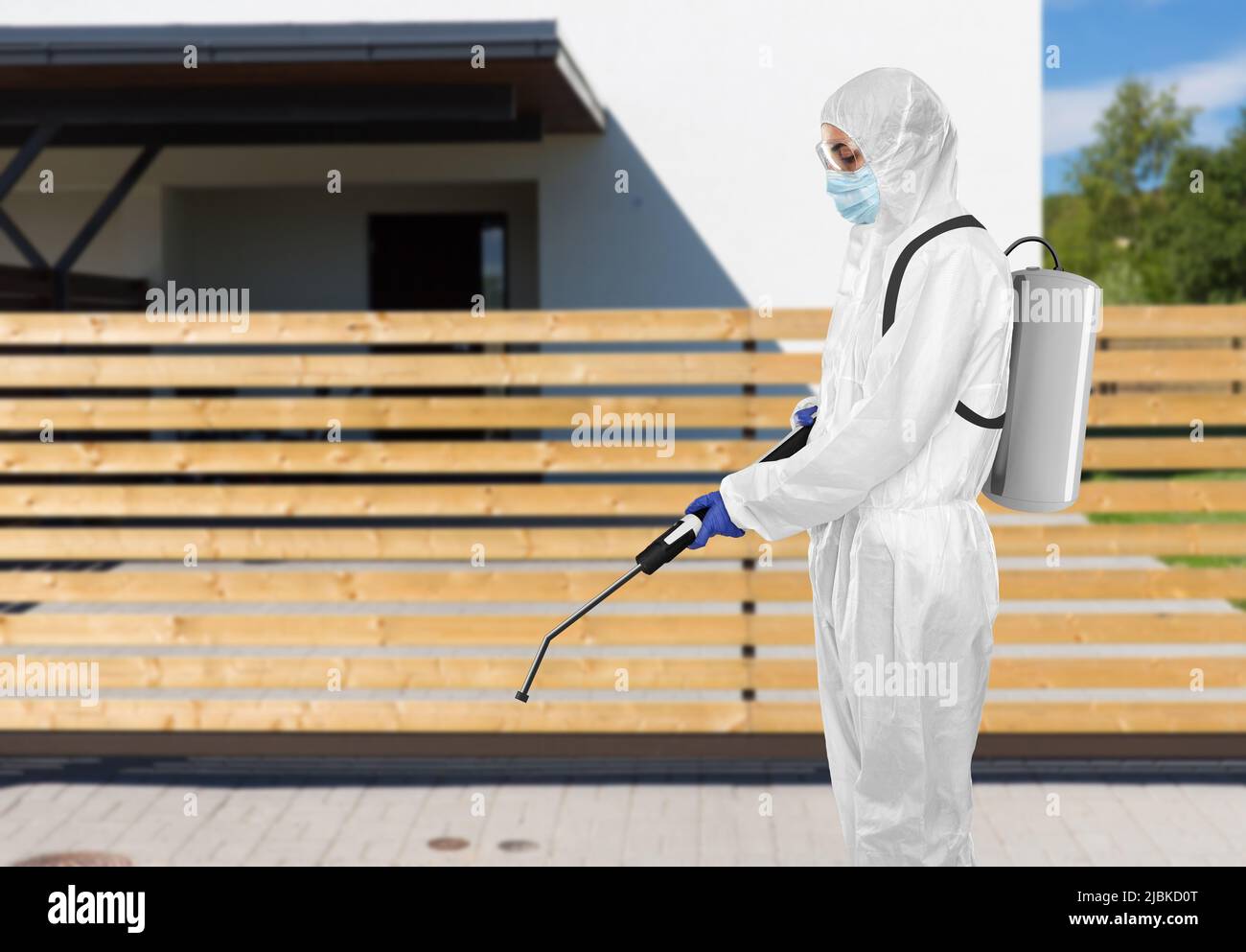 travailleur sanitaire dans des matériaux dangereux avec nettoyeur à pression Banque D'Images