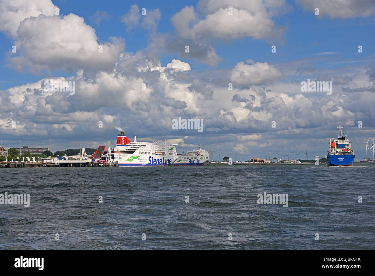 hoek van holland, pays-bas - 2022-05-24: gare maritime de stena harwich et nieuwe waterweg -- [credit: joachim affeldt - format plus grand disponible Banque D'Images