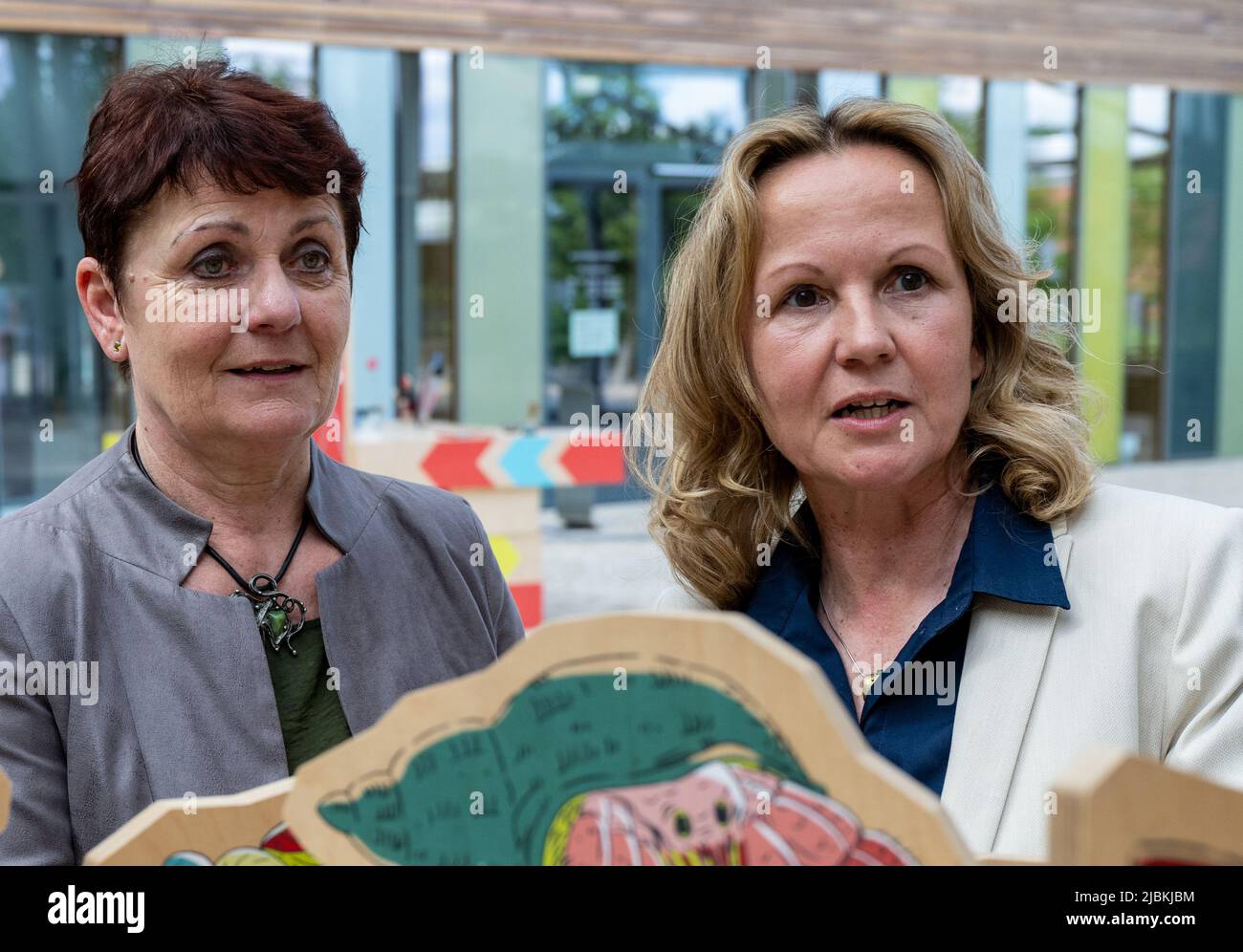 07 juin 2022, Saxe-Anhalt, Dessau-Roßlau: Steffi Lemke (Bündnis 90/Die Grünen, r), Ministre fédéral de l'environnement, et son homologue tchèque Anna Hubácková regardent une installation interactive sur la situation des océans à l'Agence fédérale de l'environnement de Dessau-Roßlau. Les deux ministres se réunissent pour un échange approfondi. Les discussions, qui se dérouleront à l'approche de la présidence tchèque du Conseil de l'UE du 1 juillet 2022, seront axées non seulement sur la protection de l'Elbe, mais aussi sur l'adaptation au climat et la protection du climat naturel, entre autres sujets. La République tchèque a été un ap important Banque D'Images