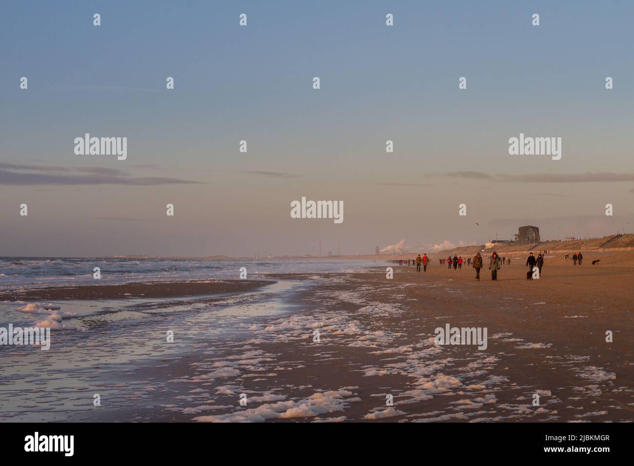 Les gens qui marchent sur la plage de Zandvoort à l'heure du coucher du soleil, Hollande Banque D'Images