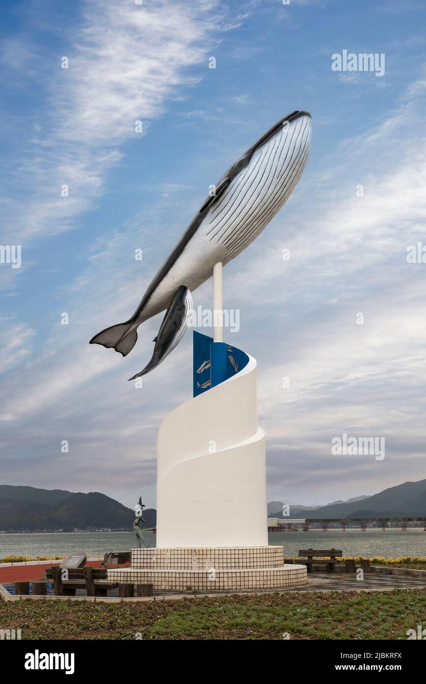 Monument symbolique d'une baleine avec veau, Senza Kitchen, Nagato, Japon Banque D'Images