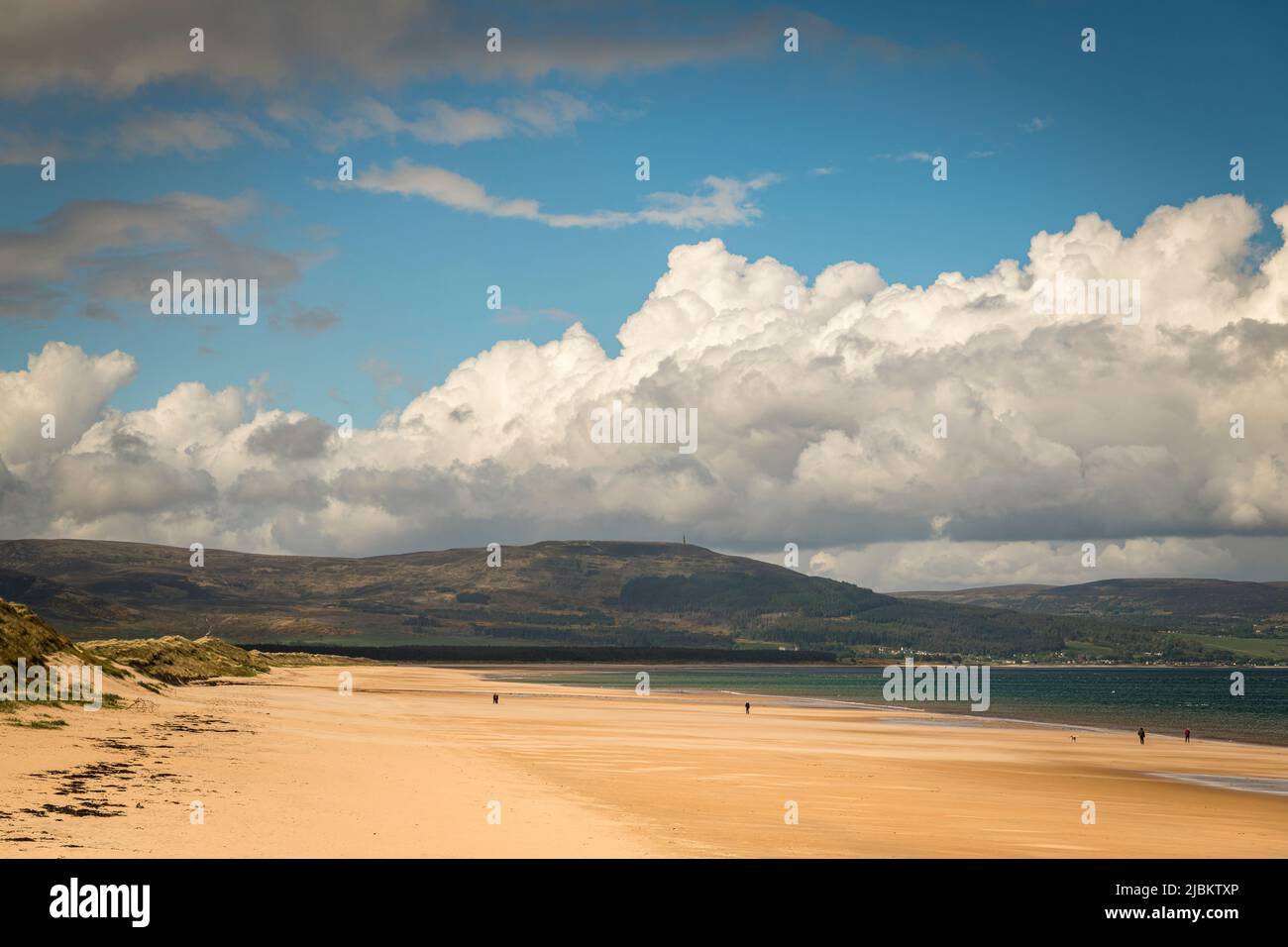 Un paysage ensoleillé d'été HDR image d'un EMBO Sands près déserté près de Dornoch, Sutherland, Ecosse. 27 mai 2022 Banque D'Images