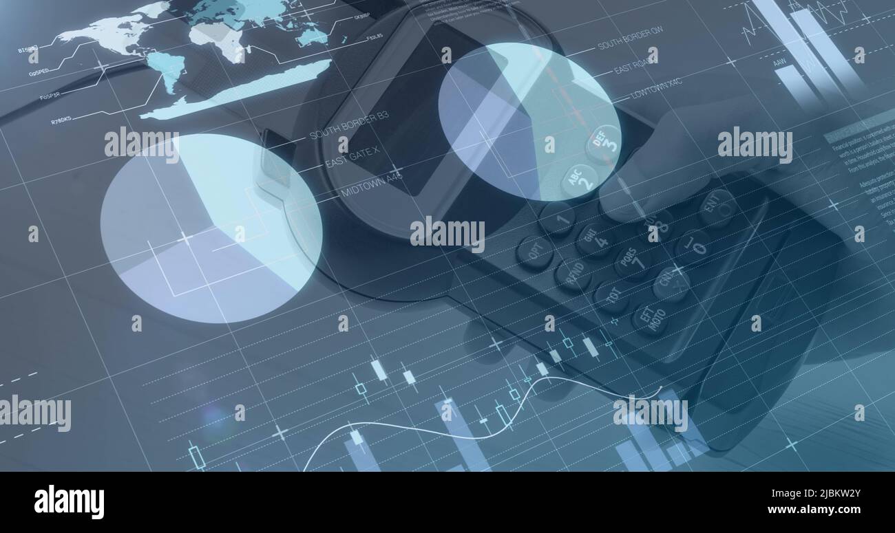 Image de graphiques et de données financières à portée de main de l'homme caucasien tenant le terminal de paiement Banque D'Images