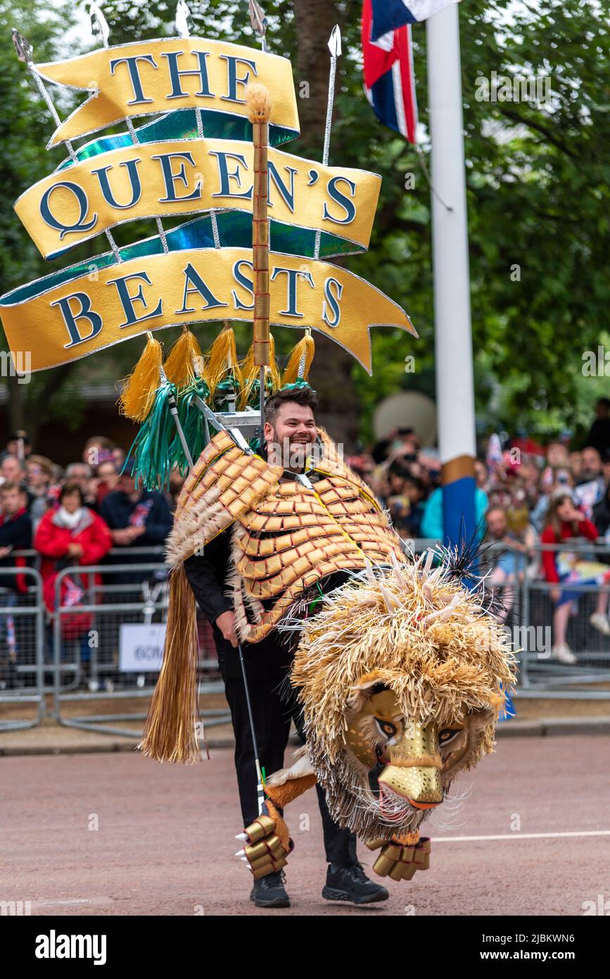 Le costume de lion de la reine est déguisé au défilé du Jubilé de platine de la reine dans le Mall, Londres, Royaume-Uni. Banque D'Images