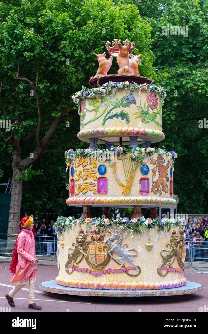 Grand gâteau au défilé du Jubilé de platine de la Reine dans le Mall, Londres, Royaume-Uni. La fête de mariage Banque D'Images