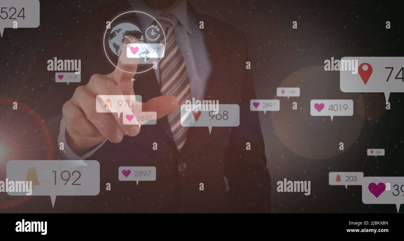 Image des icônes et des chiffres des réseaux sociaux sur un homme d'affaires touchant l'écran interactif Banque D'Images