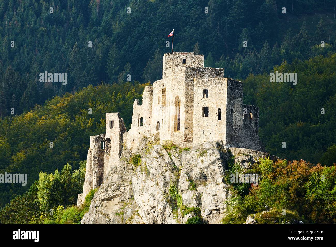 Le château de Strecno près de Zilina en Slovaquie pendant le printemps Banque D'Images