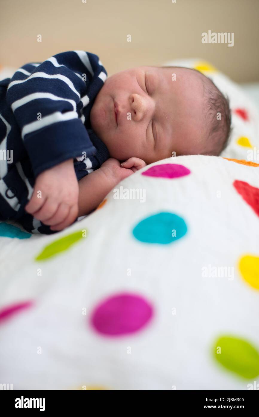 Naissance bébé fille à l'intérieur de l'incubateur à l'hôpital après la  salle d'accouchement 11673706 Photo de stock chez Vecteezy