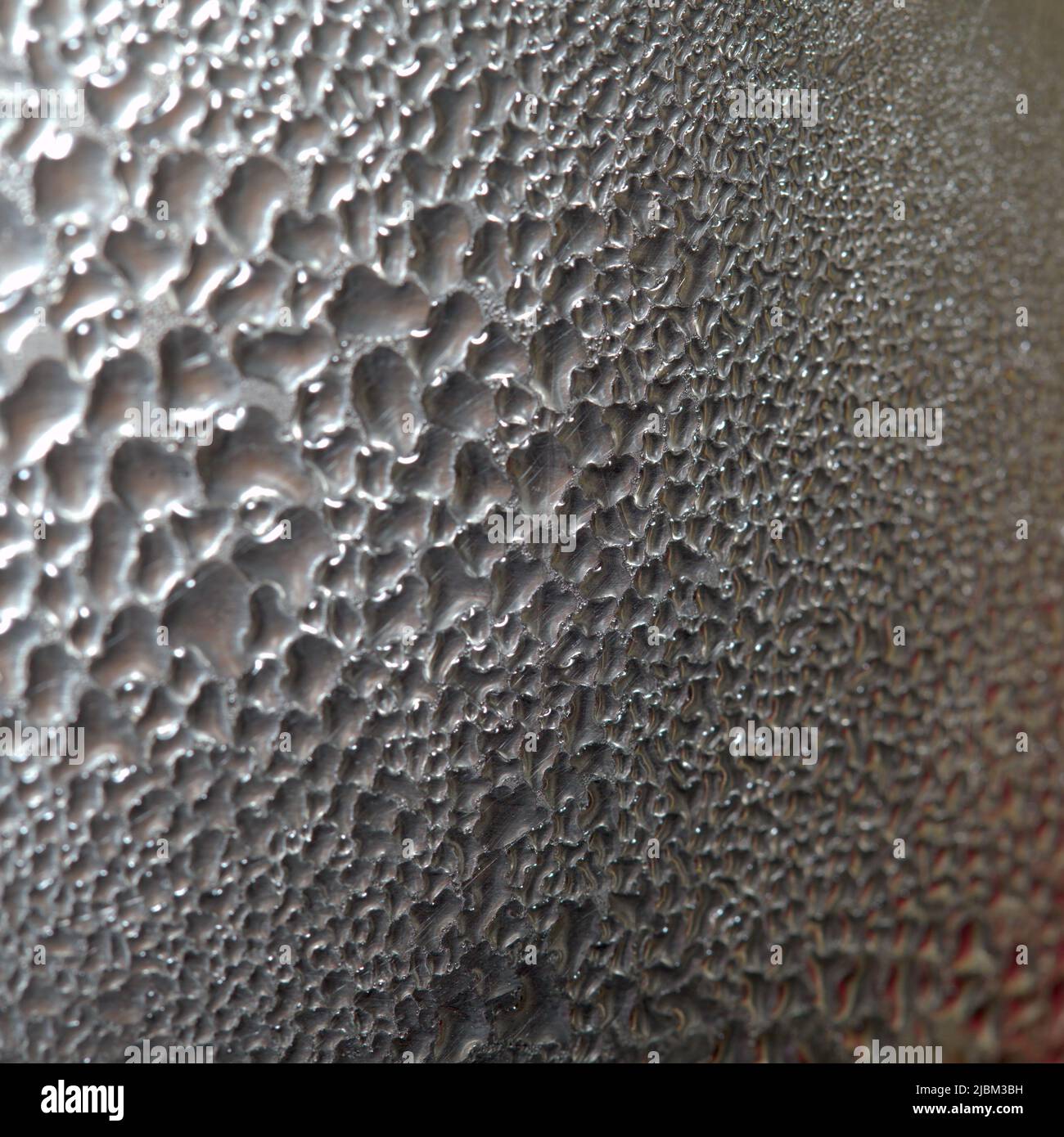 Arrière-plan macro avec motif de condensation des gouttelettes d'eau sur la surface métallique Banque D'Images