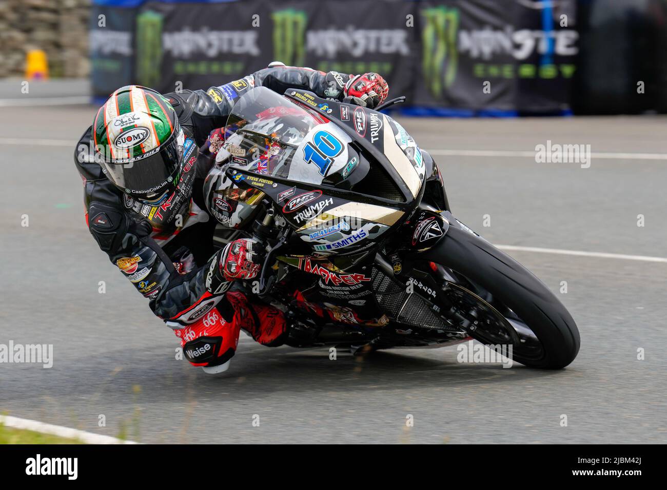 Douglas, Île de Man. 06th juin 2022. Peter Hickman (Triumph 765) représentant le cavalier Beer K2 par l'équipe Performance de PHR lors de la course TT Monster Energy Supersport 1 à l'île de Man, Douglas, île de Man, le 6 juin 2022. Photo de David Horn/Prime Media Images crédit: Prime Media Images/Alay Live News Banque D'Images