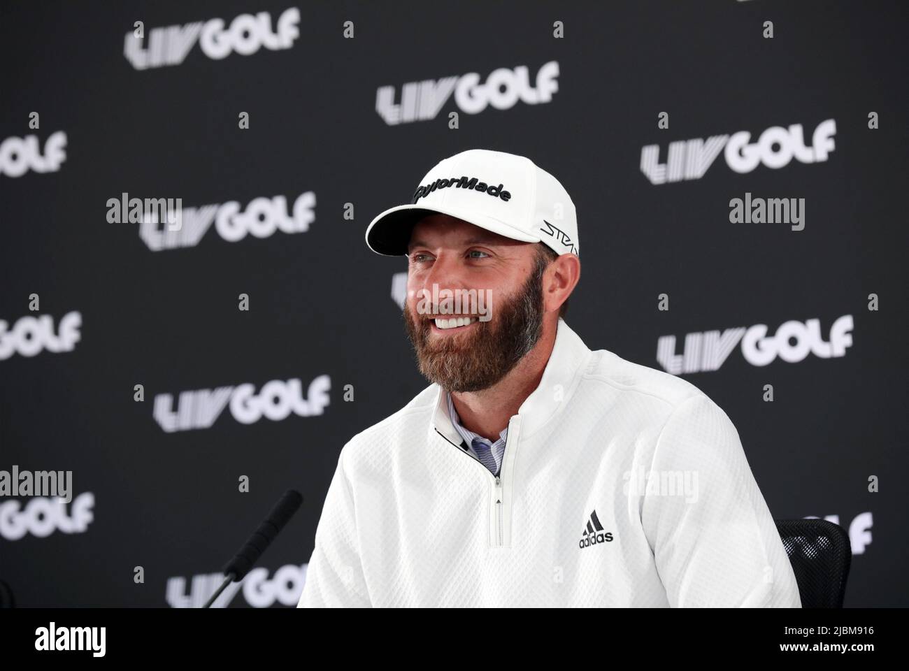 Londres, Royaume-Uni. 07th juin 2022. American Dustin Johnson répond aux questions des médias lors d'une conférence de presse pour l'inauguration de l'événement de golf du LIV au club Centurion à Hertfordshire, mardi, 07 juin, 2022.l'événement est controversé en raison de golfeur tels que Dustin Johnson laissant le tour PGA pour prendre part et parce qu'il est financé par l'argent saoudien. Photo de Hugo Philpott/UPI crédit: UPI/Alay Live News Banque D'Images