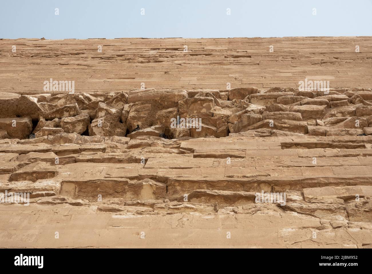 Gros plan de blocs de la pyramide de Meidum connue sous le nom de la « Pyramide de Meidum effondrée près du Fayoum, dans la vallée du Nil, en Égypte. Banque D'Images