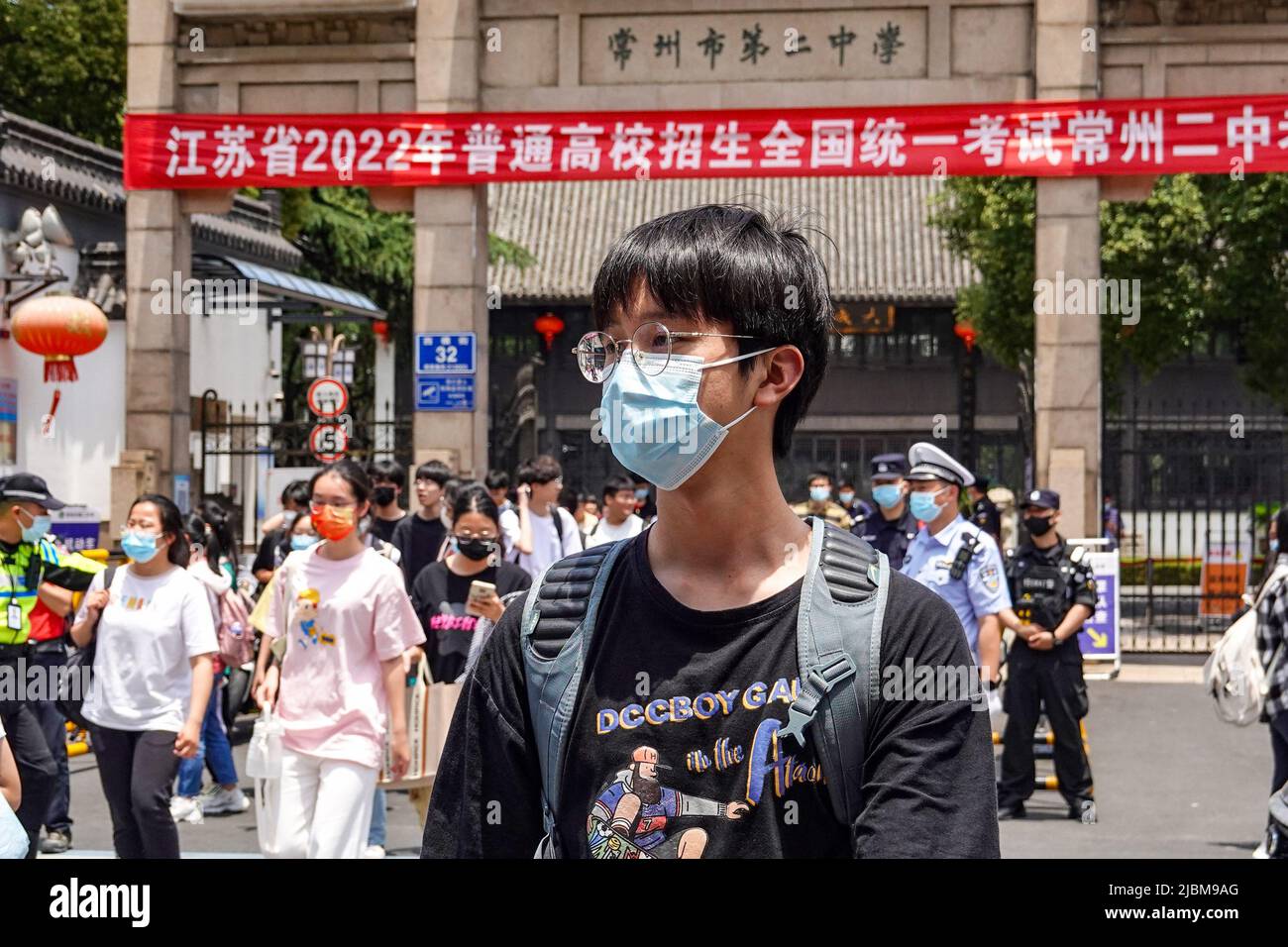 Changzhou, Chine. 07th juin 2022. Un étudiant de sexe masculin portant un masque sort d'une salle d'examen après le premier sujet de l'examen d'entrée au collège national. Outre un report à Shanghai en raison de la COVID-19, le gaokao, également connu sous le nom d'examen d'entrée à l'université nationale de Chine, aura lieu sur 7 juin et 8 dans tout le pays, en présence d'infections sporadiques à la COVID-19 dans certains endroits. Cette année, un nouveau sommet de 11,93 millions d'étudiants à travers le pays vont passer l'examen et parmi eux, au moins 48 000 participants vont passer leur examen à Beijing. Crédit : SOPA Images Limited/Alamy Live News Banque D'Images