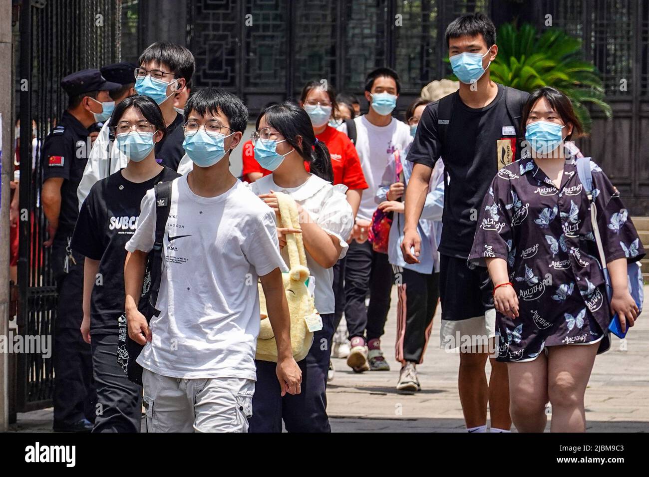 Changzhou, Chine. 07th juin 2022. Les étudiants portant un masque facial sortent de la salle d'examen après le premier sujet de l'examen d'entrée au collège national. Outre un report à Shanghai en raison de la COVID-19, le gaokao, également connu sous le nom d'examen d'entrée à l'université nationale de Chine, aura lieu sur 7 juin et 8 dans tout le pays, en présence d'infections sporadiques à la COVID-19 dans certains endroits. Cette année, un nouveau sommet de 11,93 millions d'étudiants à travers le pays vont passer l'examen et parmi eux, au moins 48 000 participants vont passer leur examen à Beijing. Crédit : SOPA Images Limited/Alamy Live News Banque D'Images