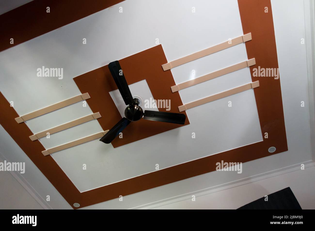Ventilateur de plafond avec un magnifique faux fond de plafond. Intérieur et décoration. Inde. Banque D'Images