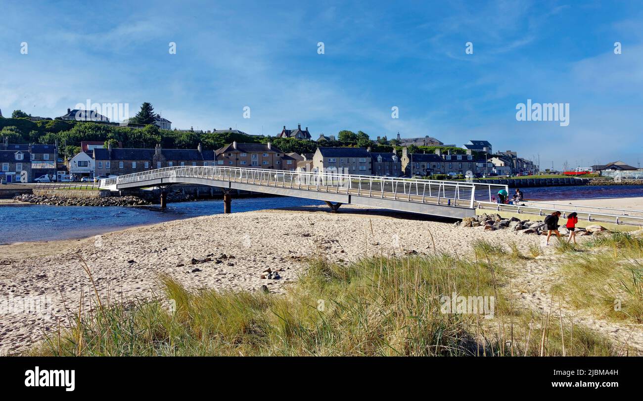 LOSSIEMOUTH MORAY ÉCOSSE NOUVEAU PONT AU-DESSUS DE LA RIVIÈRE LOSSIE D'EAST BEACH À LA VILLE Banque D'Images