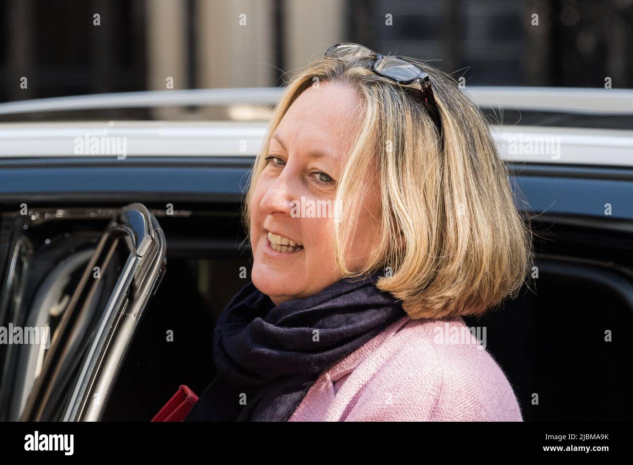 Londres, Royaume-Uni. 07th juin 2022. La secrétaire d'État au Commerce international et présidente de la Chambre de commerce Anne-Marie Trevelyan arrive à Downing Street pour assister à la réunion du Cabinet. Hier, le Premier ministre britannique Boris Johnson a gagné le soutien de 211 députés du Parti conservateur lors d'un vote de confiance avec 148 députés qui ont voté contre son leadership après le déclenchement du scrutin à la suite de la publication du rapport de Sue Gray sur les partis de non-respect des règles de Covid LockDown à Downing Street. Crédit: Wiktor Szymanowicz/Alamy Live News Banque D'Images