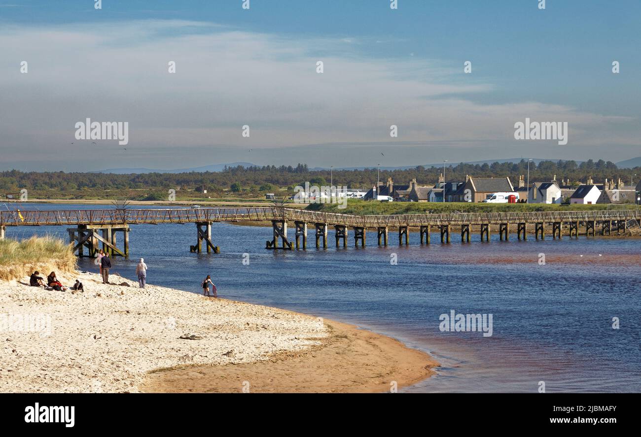 LOSSIEMOUTH MORAY ECOSSE LES VESTIGES DÉLABRÉS DE L'ANCIEN PONT EN BOIS AU-DESSUS DE LA RIVIÈRE LOSSIE Banque D'Images