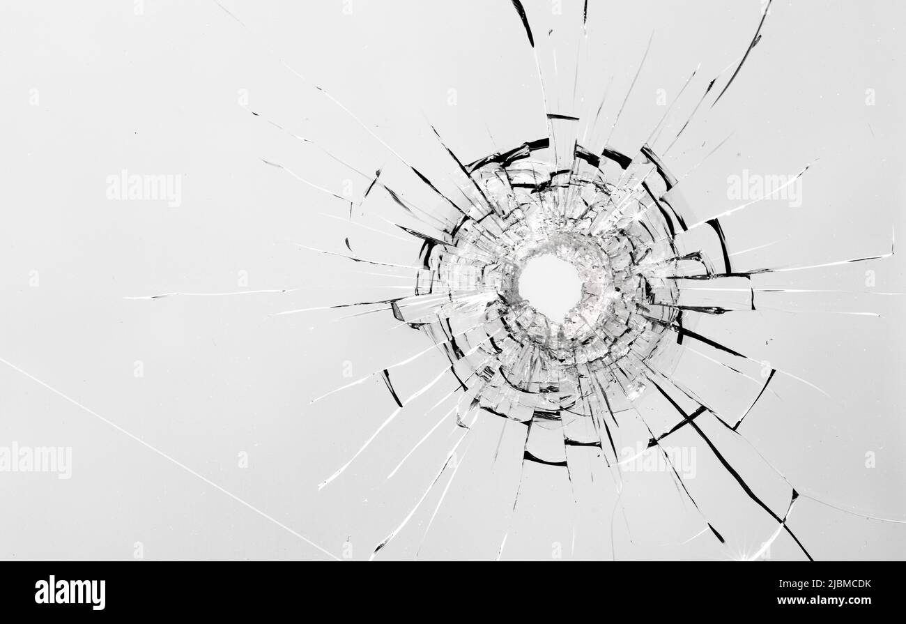 Trou de balle dans la roche. Fenêtre cassée, fissures. Arrière-plan ou texture abstrait Banque D'Images