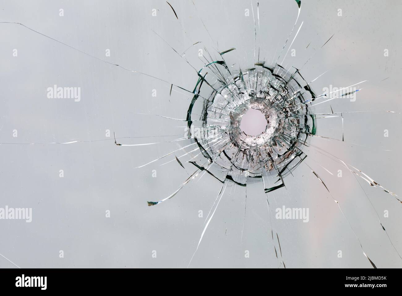 Trou de balle dans la roche. Fenêtre cassée, fissures. Arrière-plan ou texture abstrait Banque D'Images