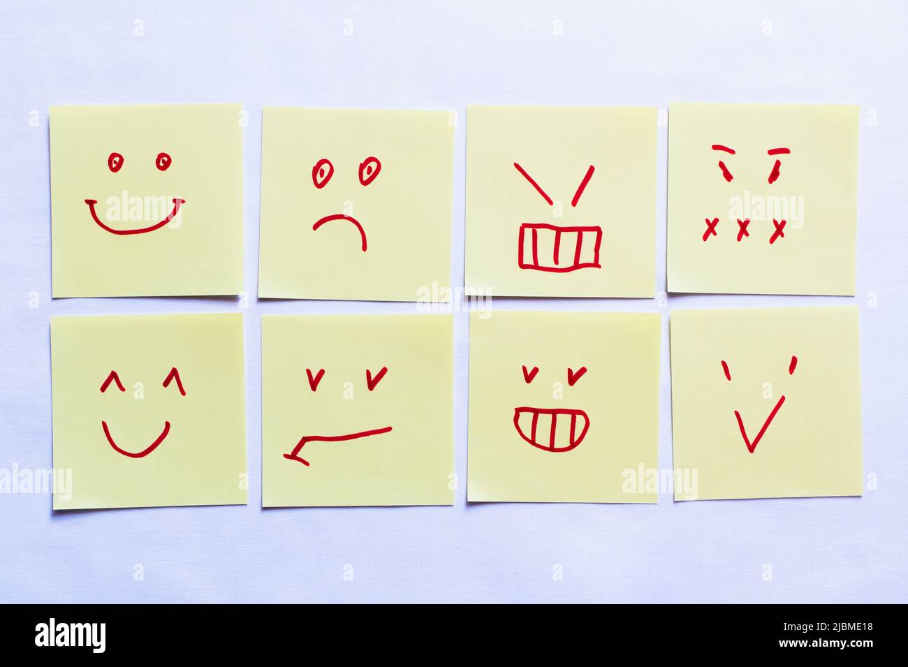 vue de dessus des notes adhésives avec des smileys positifs et négatifs sur fond blanc Banque D'Images vue de dessus des notes adhésives avec des smileys positifs et négatifs sur fond blanc Banque D'Images