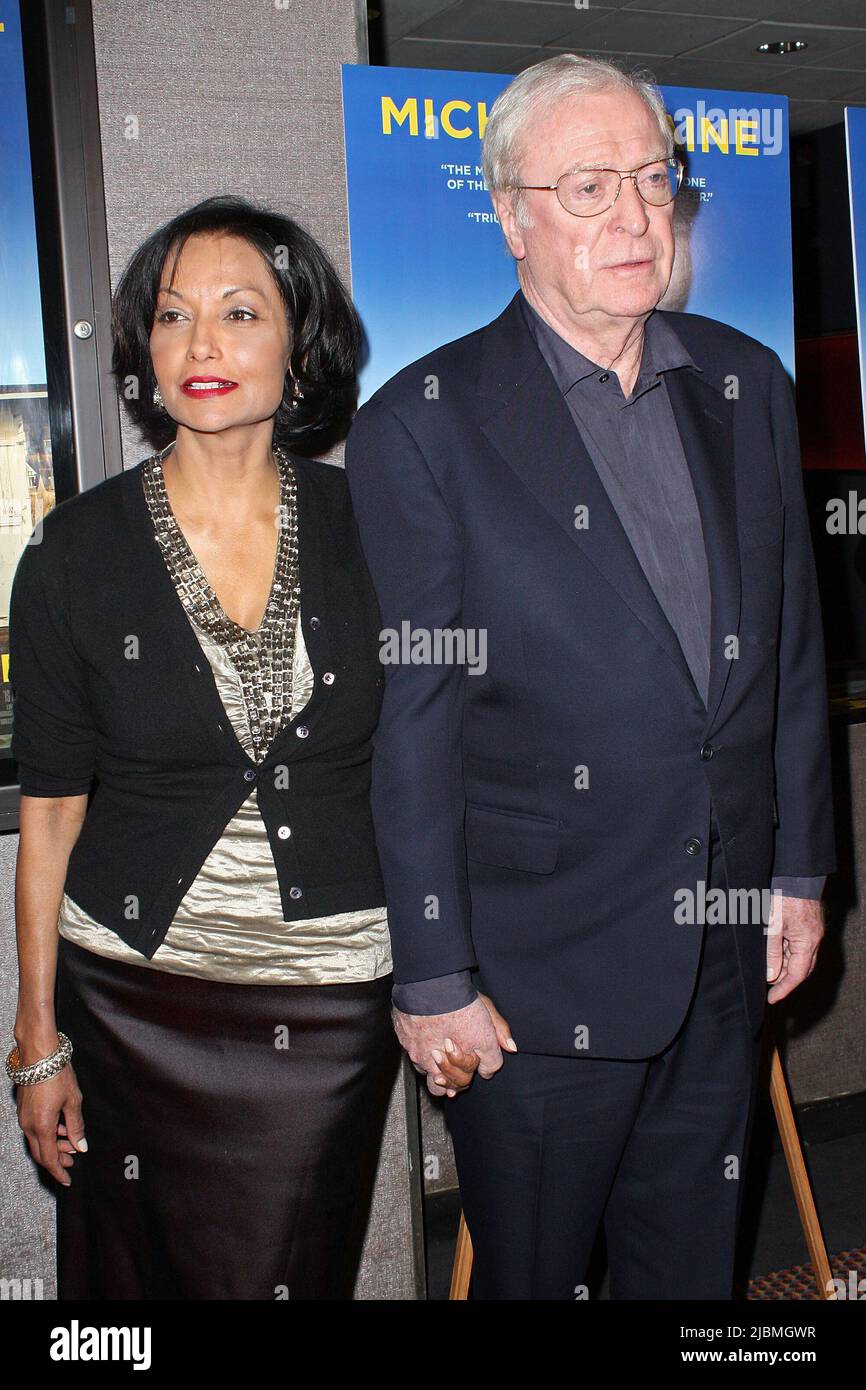 New York, NY, États-Unis. 6 avril 2009. Shakira Baksh, comédien, Sir Michael Caine à la première de QUELQU'UN y EST-IL? Au Cinema 2. Crédit : Steve Mack/Alamy Banque D'Images