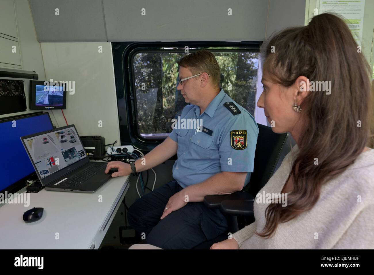 Kenn, Allemagne. 07th juin 2022. Le surintendant en chef de la police Christian Simon et Karina Selvaggio (Physikalisch-Technische Bundesanstalt) utilisent le « principe des quatre yeux » pour surveiller les résultats d'un MONOcam, qui est situé sur un pont au-dessus des A602 près de Kenn pour enregistrer les délinquants de téléphone cellulaire en conduisant. Le MONOcam sera testé pendant trois mois dans le quartier général de la police de Trèves. Credit: Harald Tittel/dpa/Alay Live News Banque D'Images