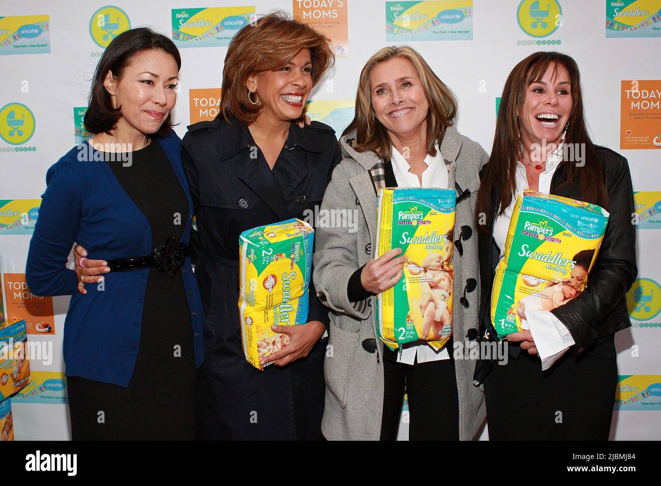 New York, NY, États-Unis. 7 avril 2009. Les personnalités de la télévision, Ann Curry, Hoda Kotb, Meredith Vieira, Melissa Rivers aux MAMANS D'AUJOURD'HUI - LES ESSENTIELS POUR LE LANCEMENT DU livre DE LA PREMIÈRE ANNÉE DES BÉBÉS SURVIVANTS et la conduite des couches Pampers à la tombe Rouge. Crédit : Steve Mack/Alamy Banque D'Images