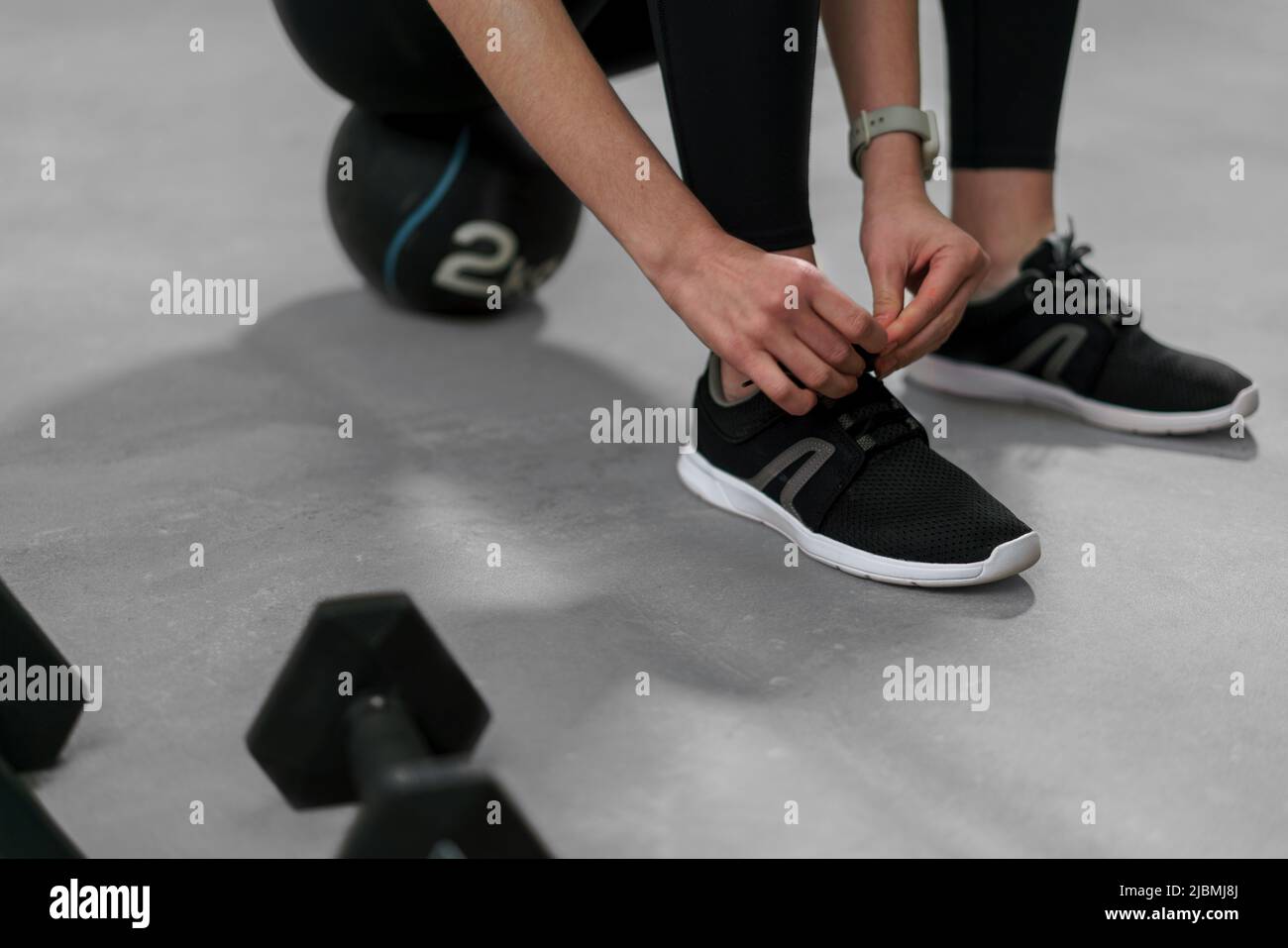Gros plan sur les sneakers Woman Hands Tying Shoelas on Fashion Banque D'Images