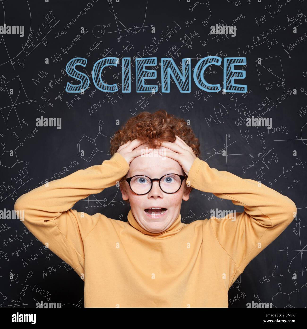 Enfant fatigué étudiant criant contre la science de fond Banque D'Images