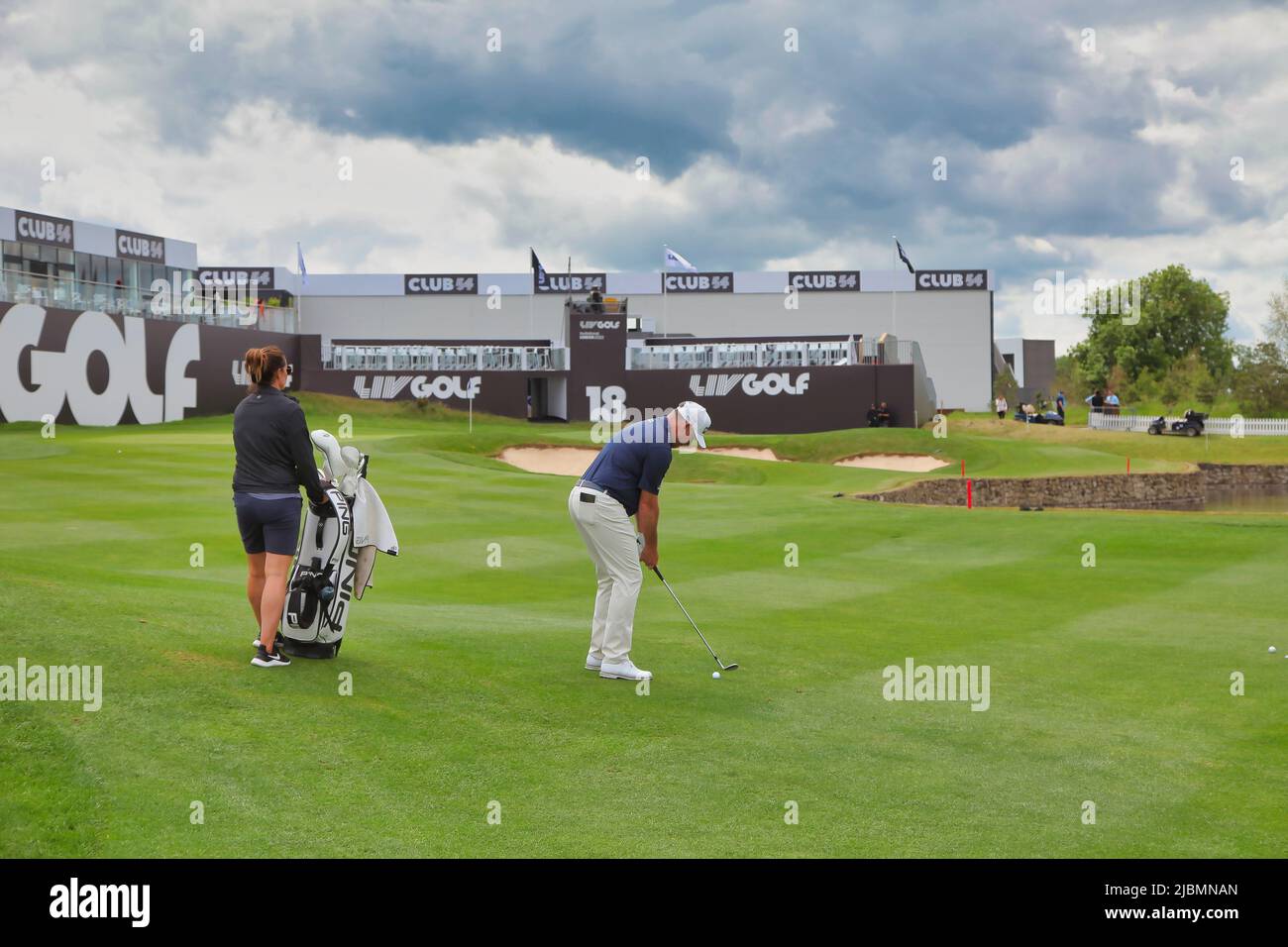 Hemel Hempstead, Herts, Royaume-Uni. 7th juin 2022. Lee Westwood, pratique sur le 18th, avant le LIV Golf Invitational Credit: Motofoto/Alay Live News Banque D'Images