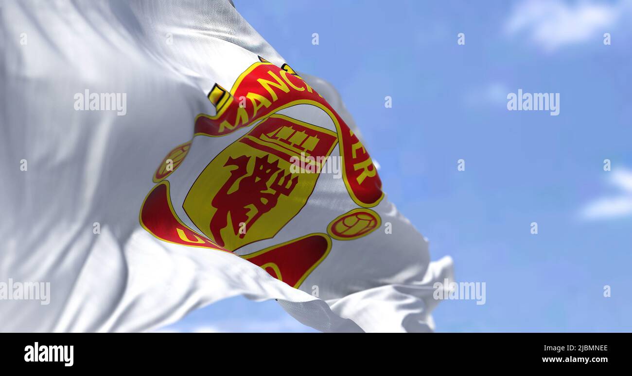 Manchester, Royaume-Uni, 2022 mai : le drapeau de Manchester United agite dans le vent par temps clair. Manchester United est un club de football professionnel basé à Banque D'Images